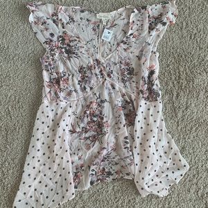 Jessica Simpson maternity shirt